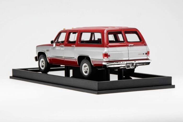 GMC Suburban 1984 Red with Silver 1:18 - Image 3