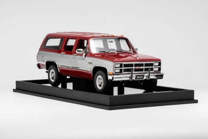 GMC Suburban 1984 Red with Silver 1:18 - Image 5