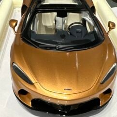 McLaren GT Baujahr 2019 Kupfer Metallic 1:18