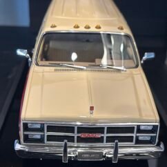 GMC Suburban 1984 Beige with Red 1:18