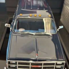 GMC Suburban 1984 Dark Blue with Blue 1:18