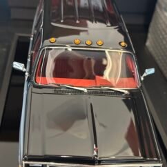 GMC Suburban 1984 Black with Silver 1:18