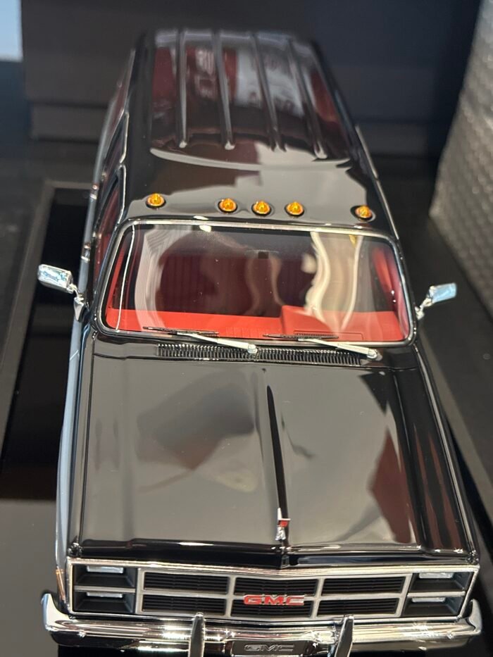 GMC Suburban 1984 Black with Silver 1:18