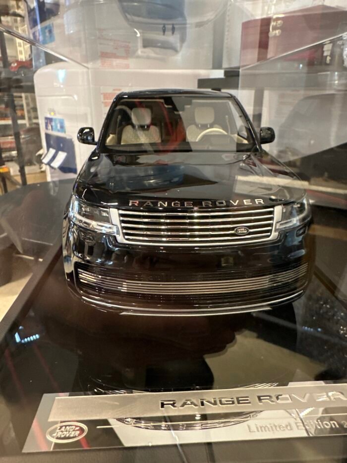 Range Rover Autobiography MH026LB 1:18 Ligurian Black