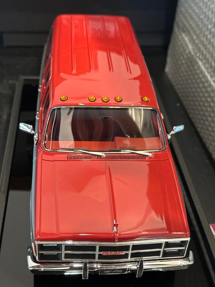 GMC Suburban 1984 Red with Silver 1:18