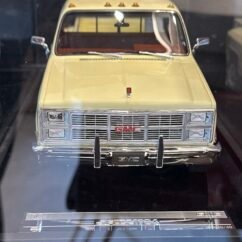 GMC Pickup Sierra Classic 1984 Desert Yellow 1:18