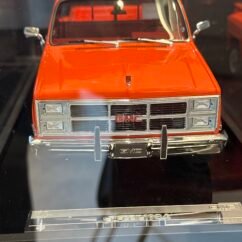 GMC Pickup Sierra Classic 1984 Orange 1:18