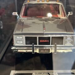 GMC Suburban 1986 Silver & Red 1:18