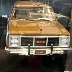 GMC Suburban 1986 Brown & Beige 1:18