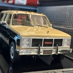 GMC Suburban 1986 Beige & Black 1:18