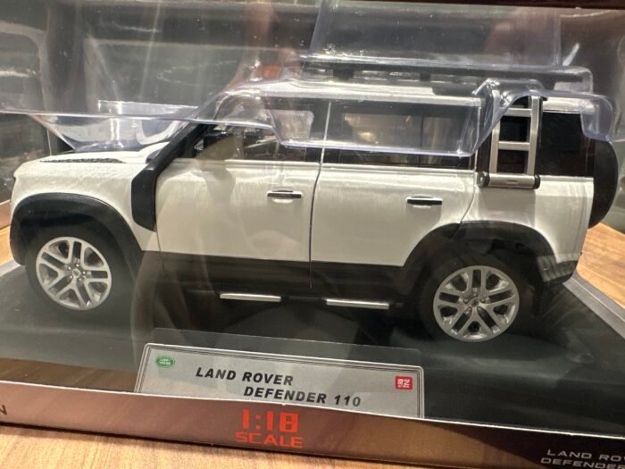 Range Rover Defender 110 White 1:18