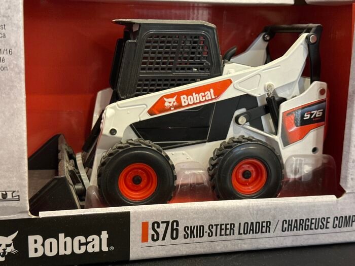 S76 Skid Steer Loader CHARGEUSE COMPACTE 1:16 White & Black