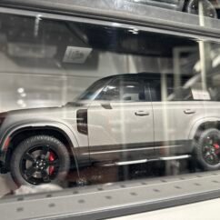 Land Rover Defender 110 Gray 1:18