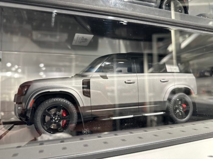 Land Rover Defender 110 Gray 1:18