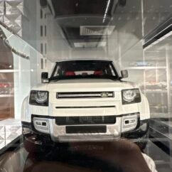 Land Rover Defender 110 White 1:18