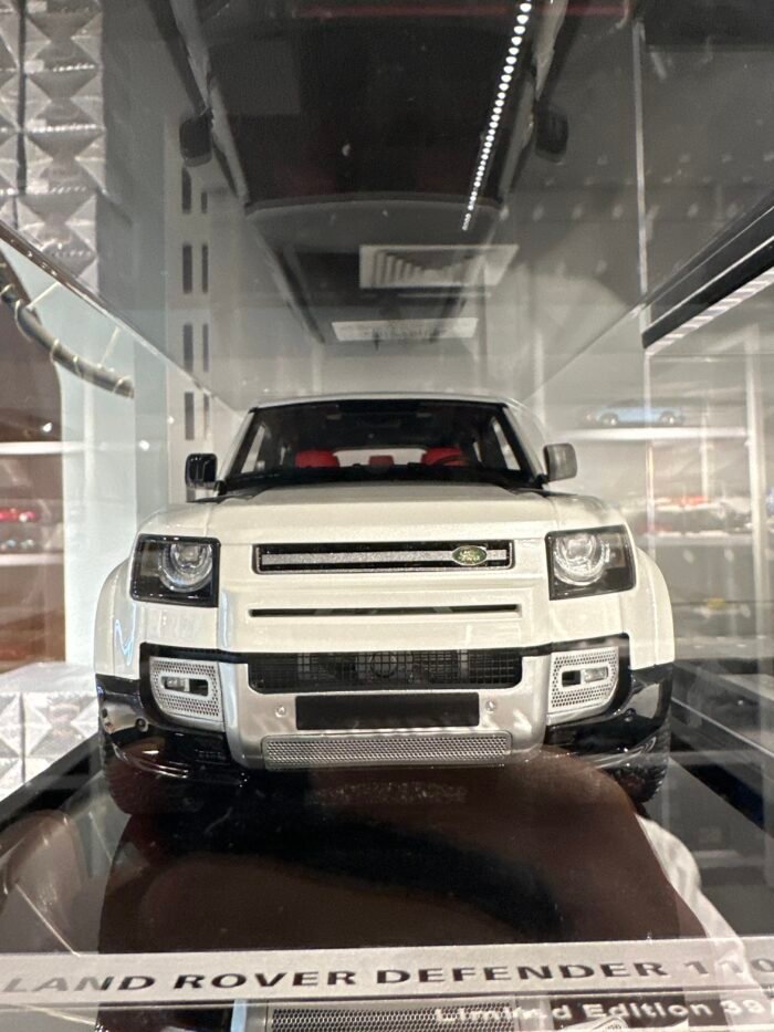 Land Rover Defender 110 White 1:18