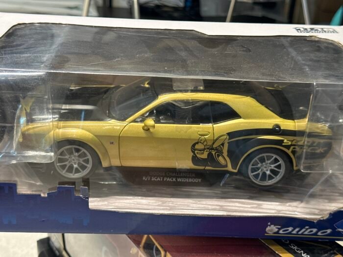Dodge Challenger R/T Scat Pack Wideboy 1:18 Golden Yellow