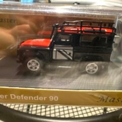 Land Rover Defender 90 Black 1:64