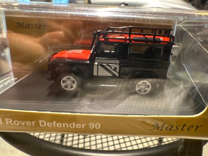 Land Rover Defender 90 Black 1:64