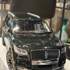 LINCOLN NAVIGATOR 1:18 Green