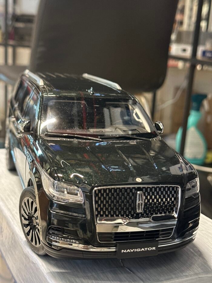 LINCOLN NAVIGATOR 1:18 Green