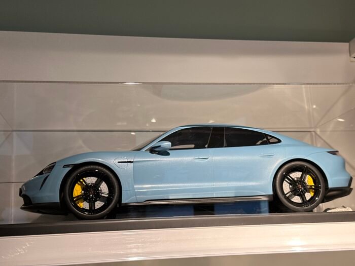 Porsche GT3 RS 1:8 Light Blue