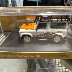 Land Rover Defender 90 white 1:64
