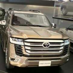 Toyota Land Cruiser Lc300 Zx (Gold) 1:18