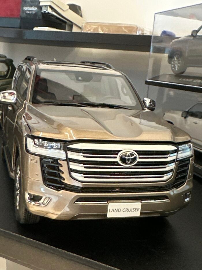Toyota Land Cruiser Lc300 Zx (Gold) 1:18