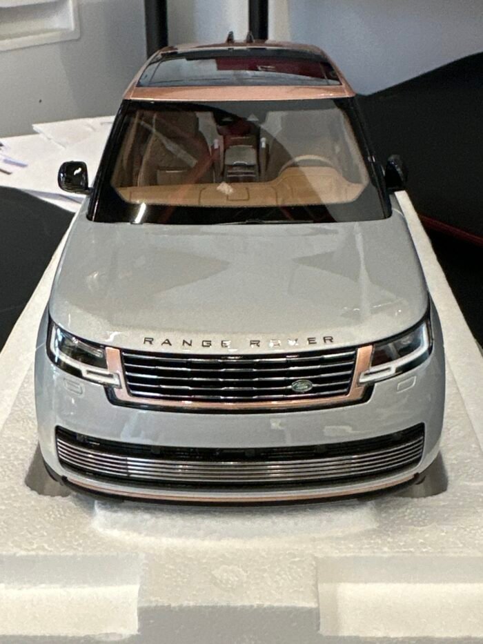 Range Rover 1:18 Silver