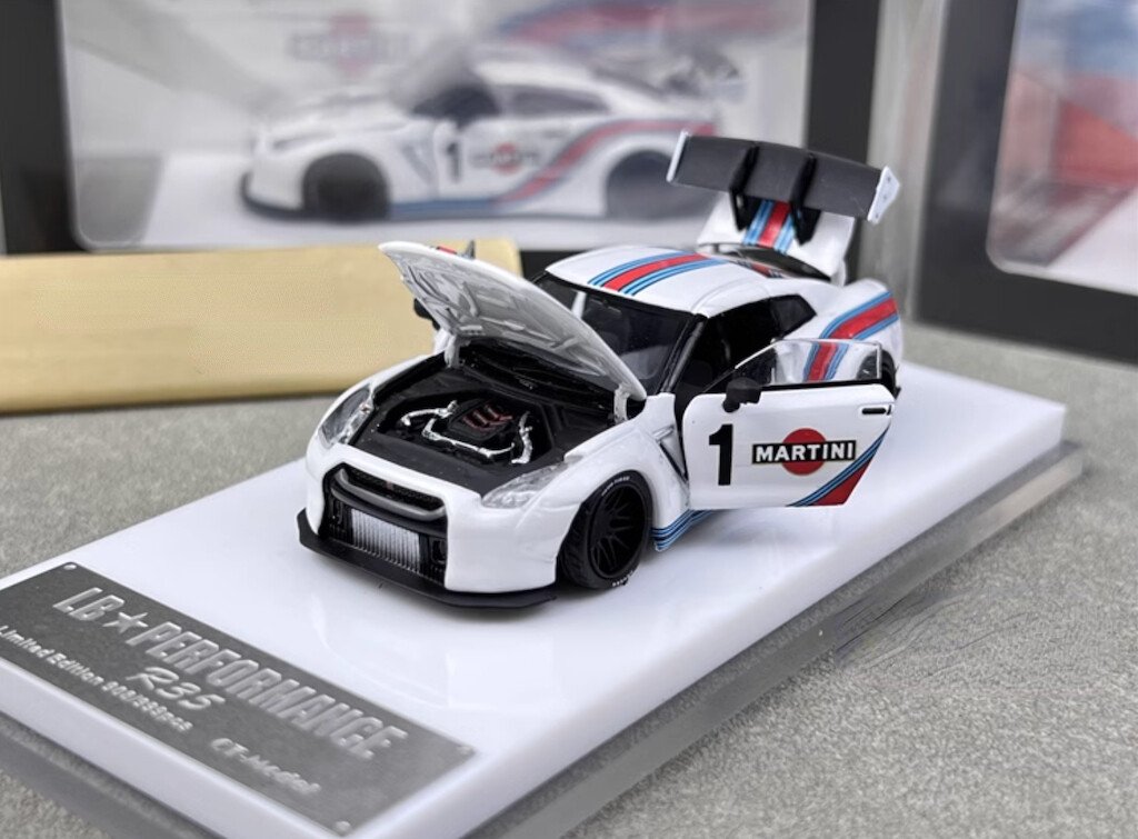 Nissan GTR R35 Lb Performance (White) 1:64