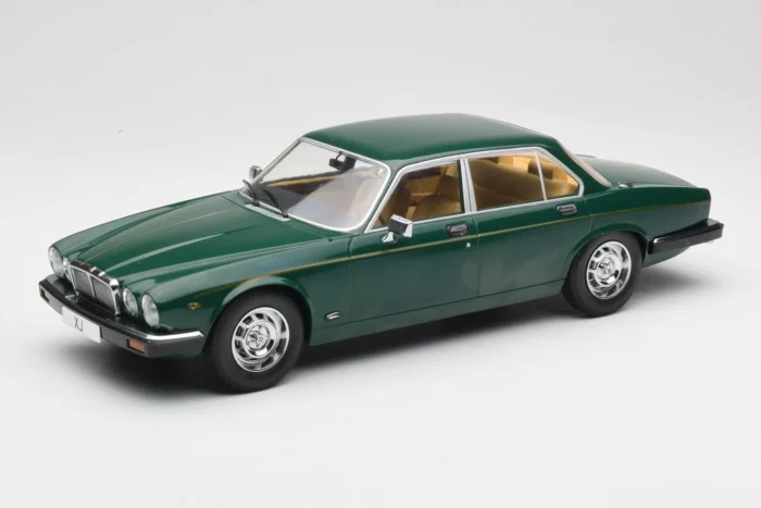 Jaguar XJ6 Series III 1979 Green 1:18 - Image 3