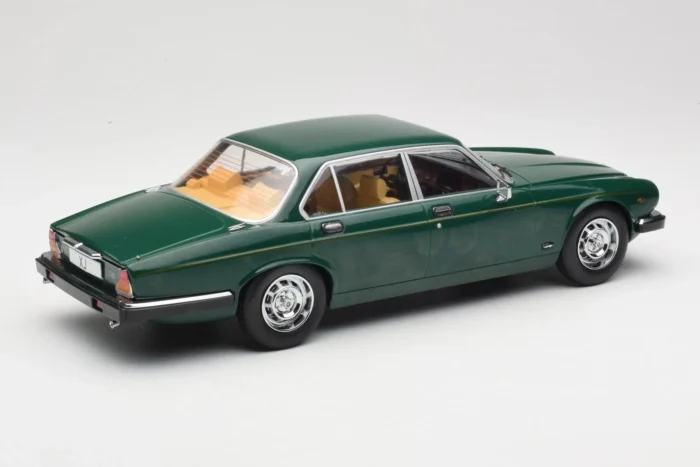Jaguar XJ6 Series III 1979 Green 1:18 - Image 2