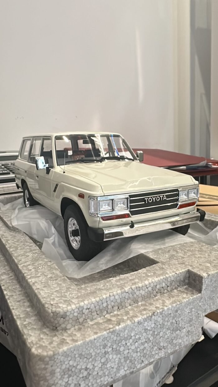 Toyota Land Cruiser 1987 J60 White 1:18