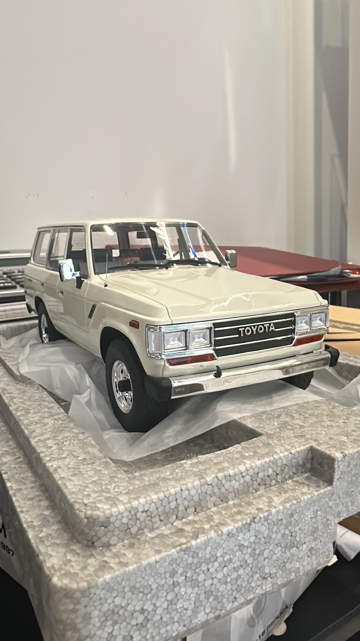 Toyota Land Cruiser 1987 J60 White 1:18