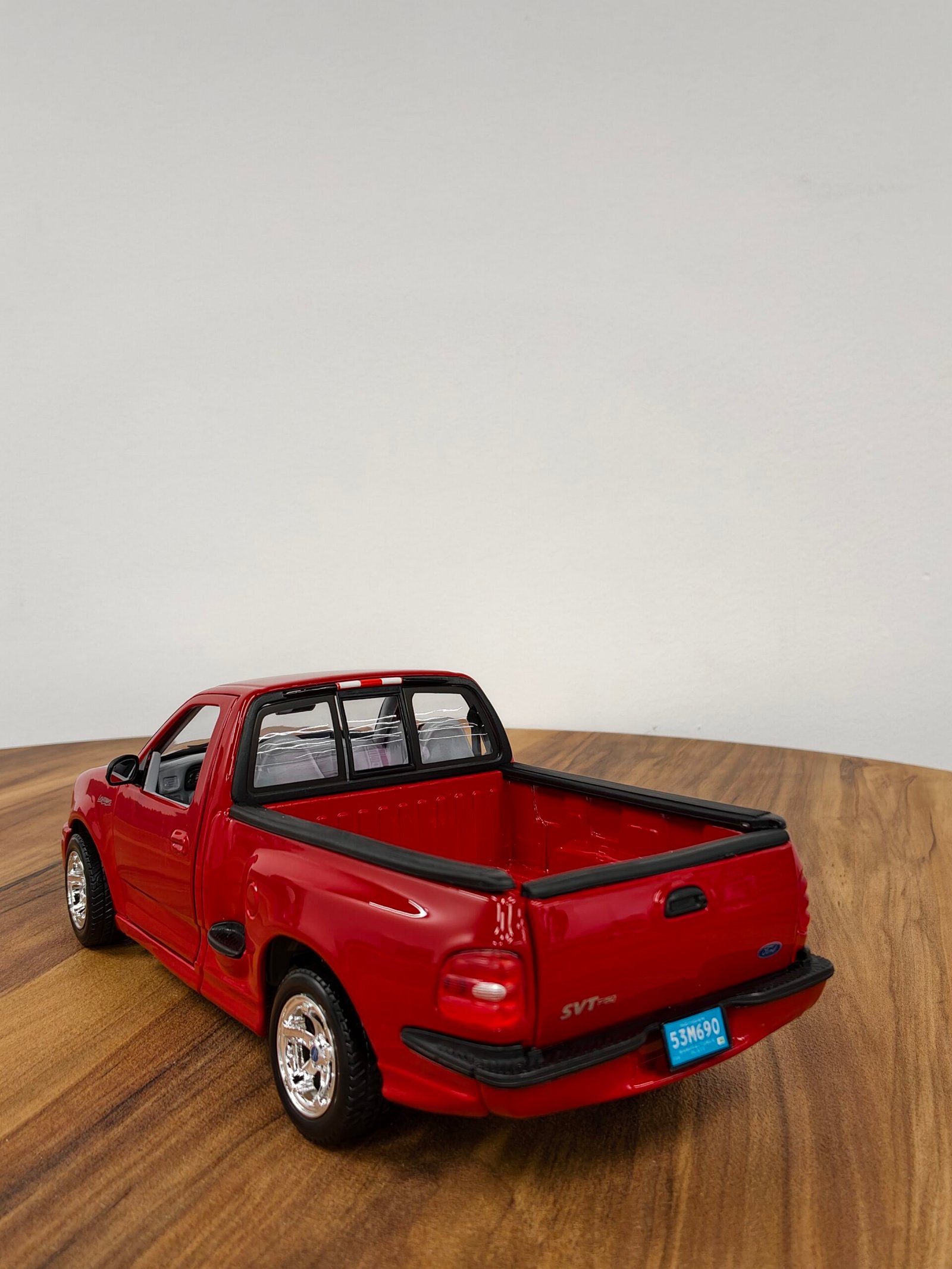 Ford SVT F150 Lighting 1:18 Red - Image 2