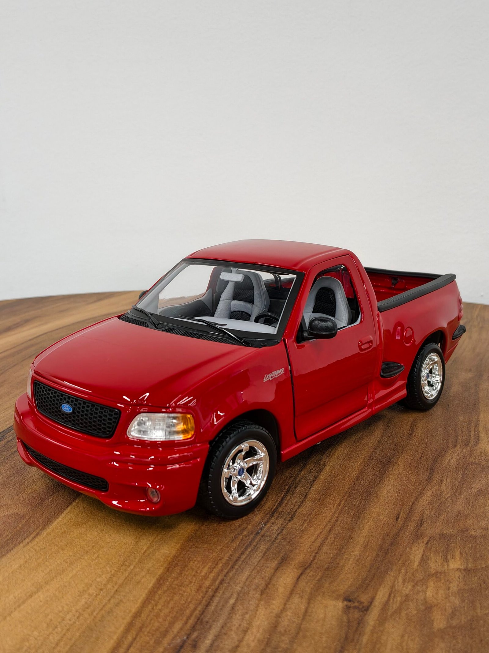 Ford SVT F150 Lighting 1:18 Red