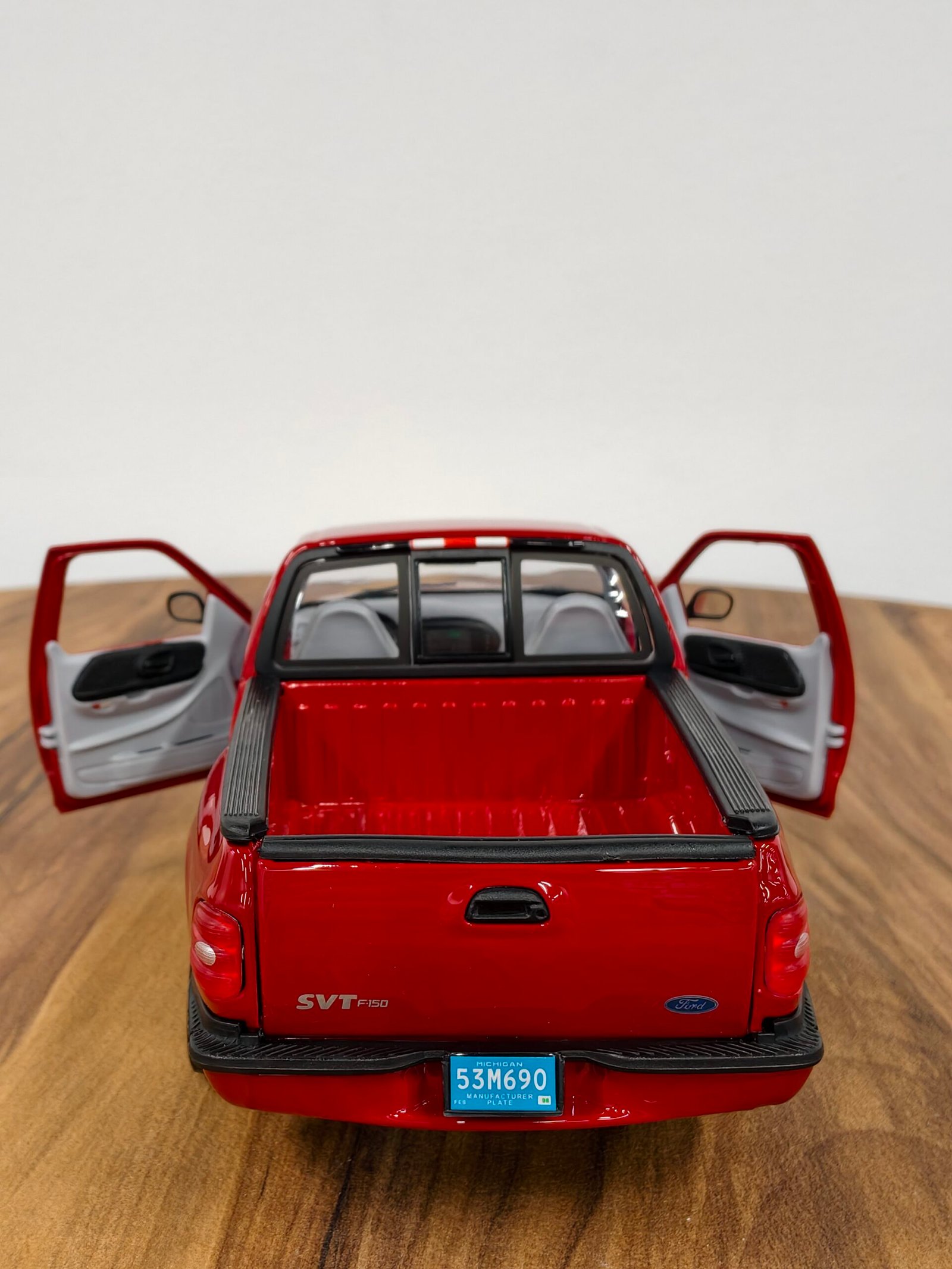 Ford SVT F150 Lighting 1:18 Red - Image 3