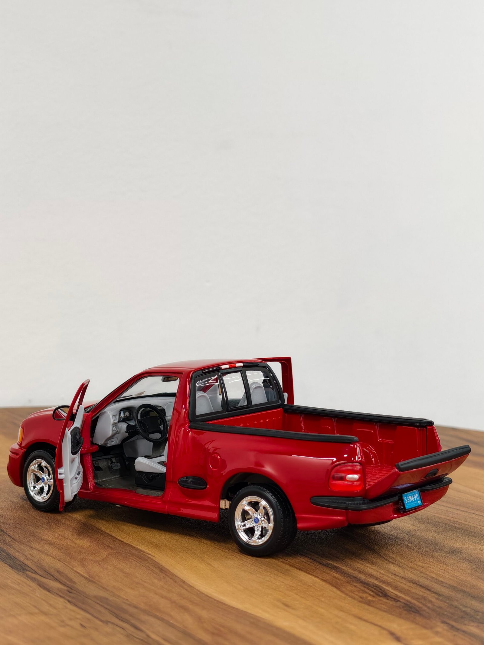 Ford SVT F150 Lighting 1:18 Red - Image 5