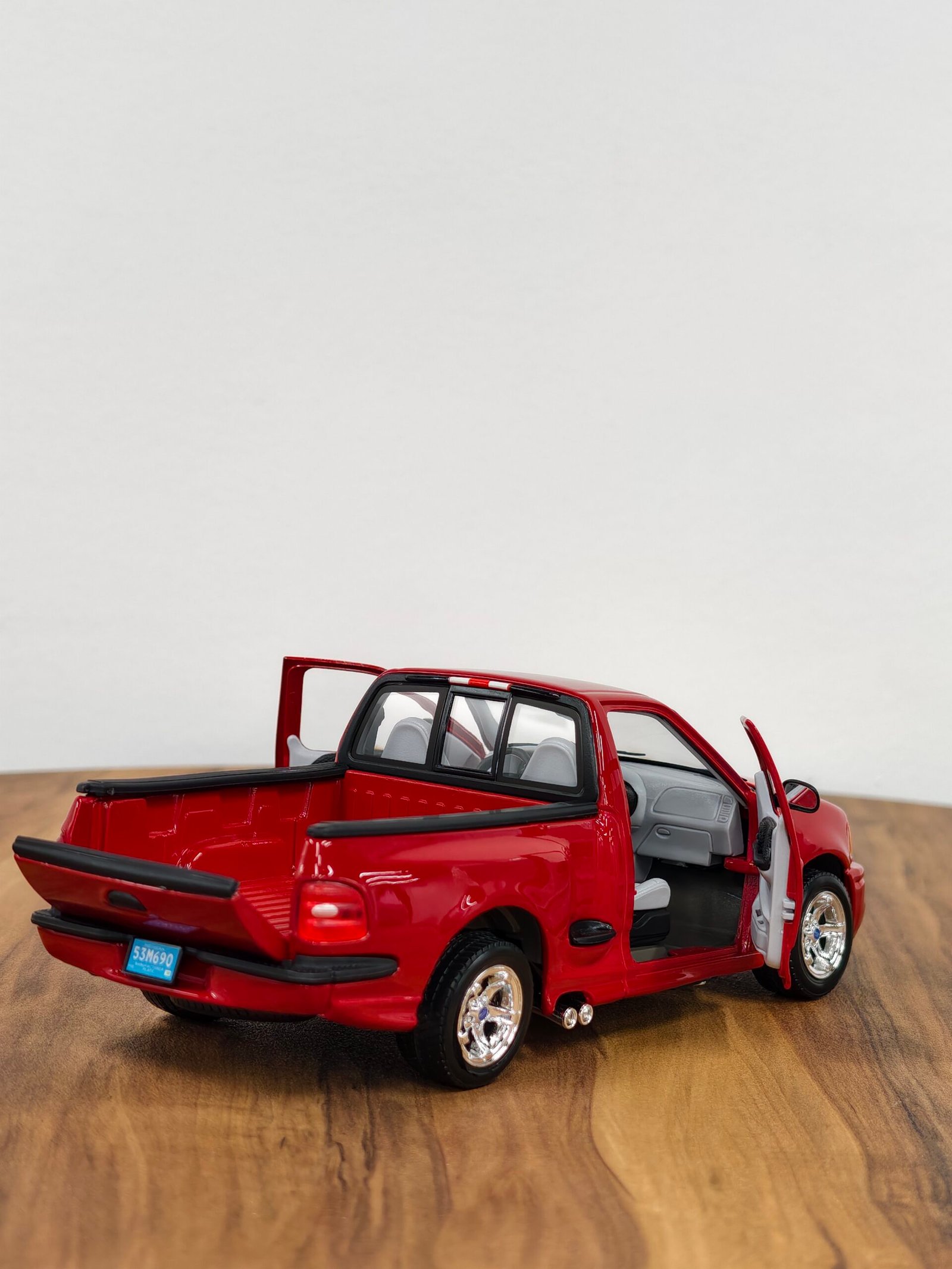 Ford SVT F150 Lighting 1:18 Red - Image 6