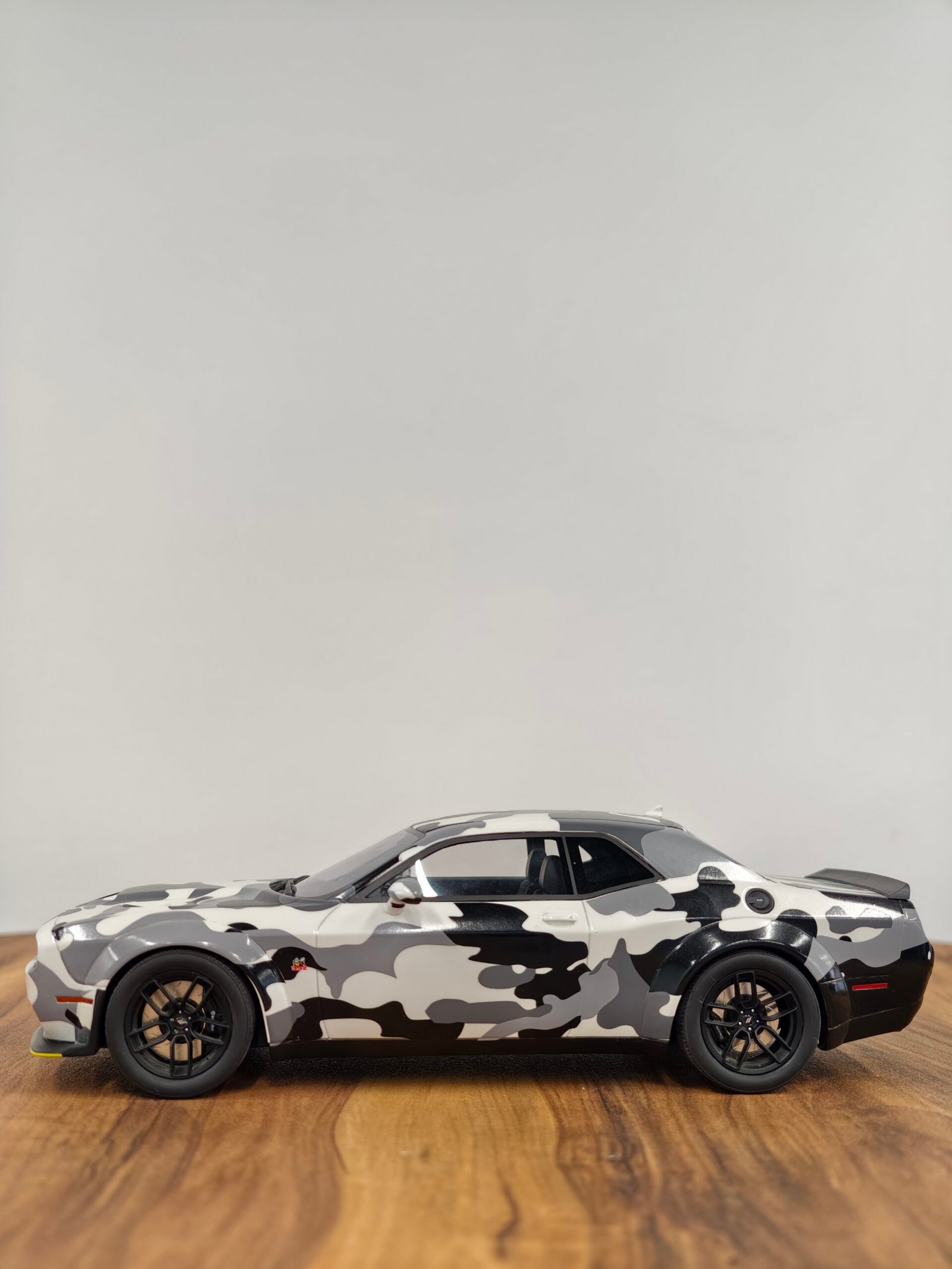 Dodge Challenger Camo 1:18 - Image 4
