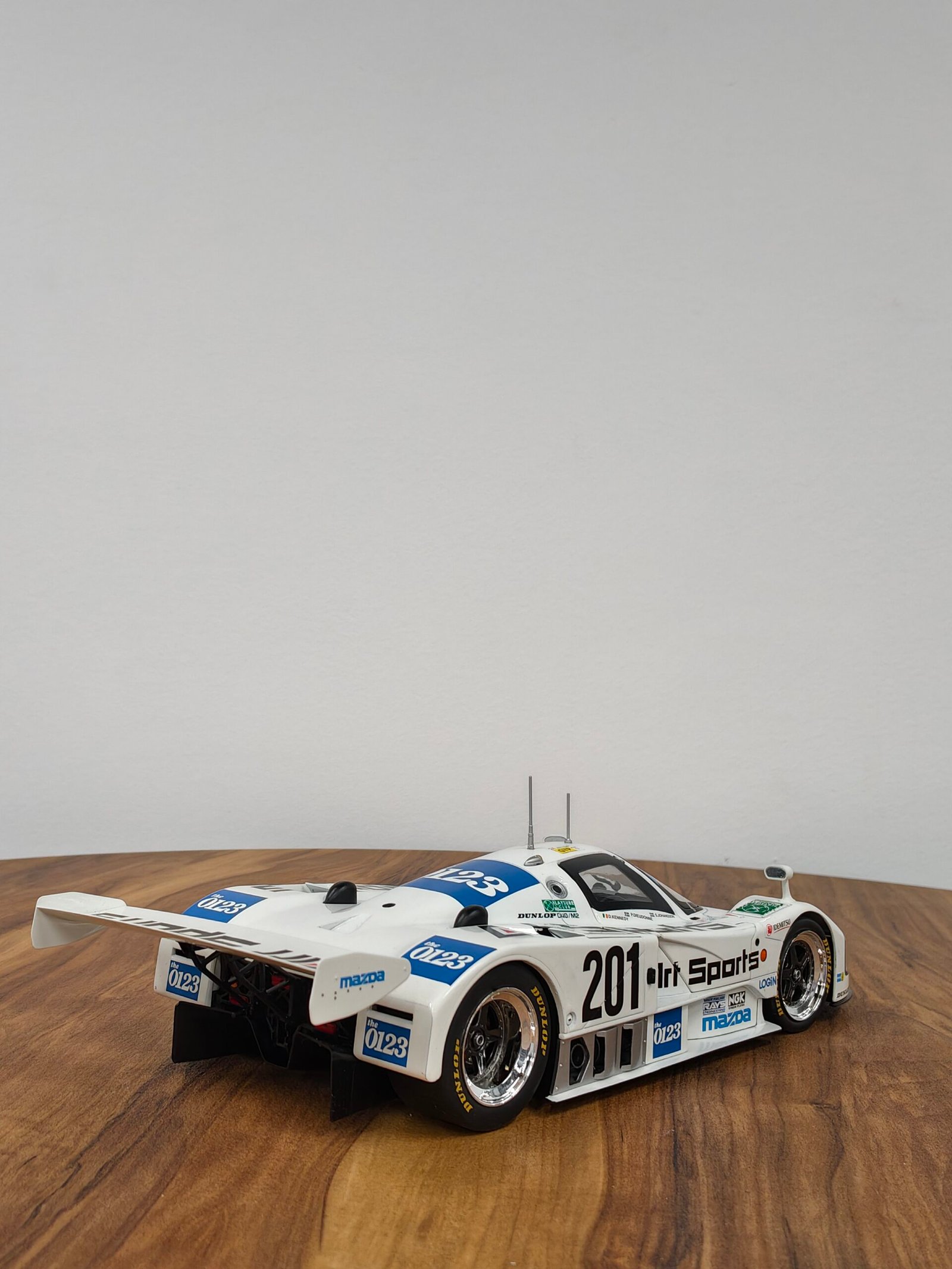 Mazda 787B 24h Le Mans 1990 Johansson/Kennedy/Dieudoné 1:18 White - Image 4