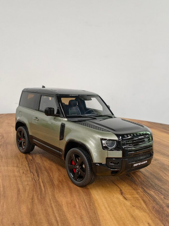 Land Rover Defender 90 Green 1:18 - Image 4