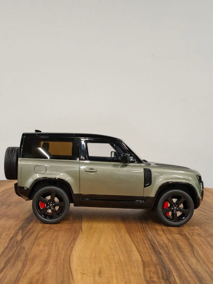 Land Rover Defender 90 Green 1:18 - Image 3