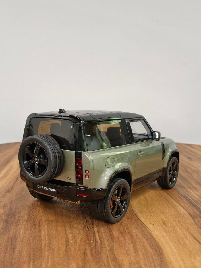 Land Rover Defender 90 Green 1:18 - Image 2