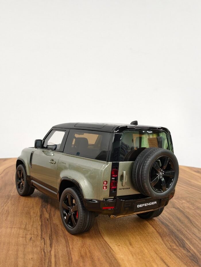 Land Rover Defender 90 Green 1:18 - Image 5
