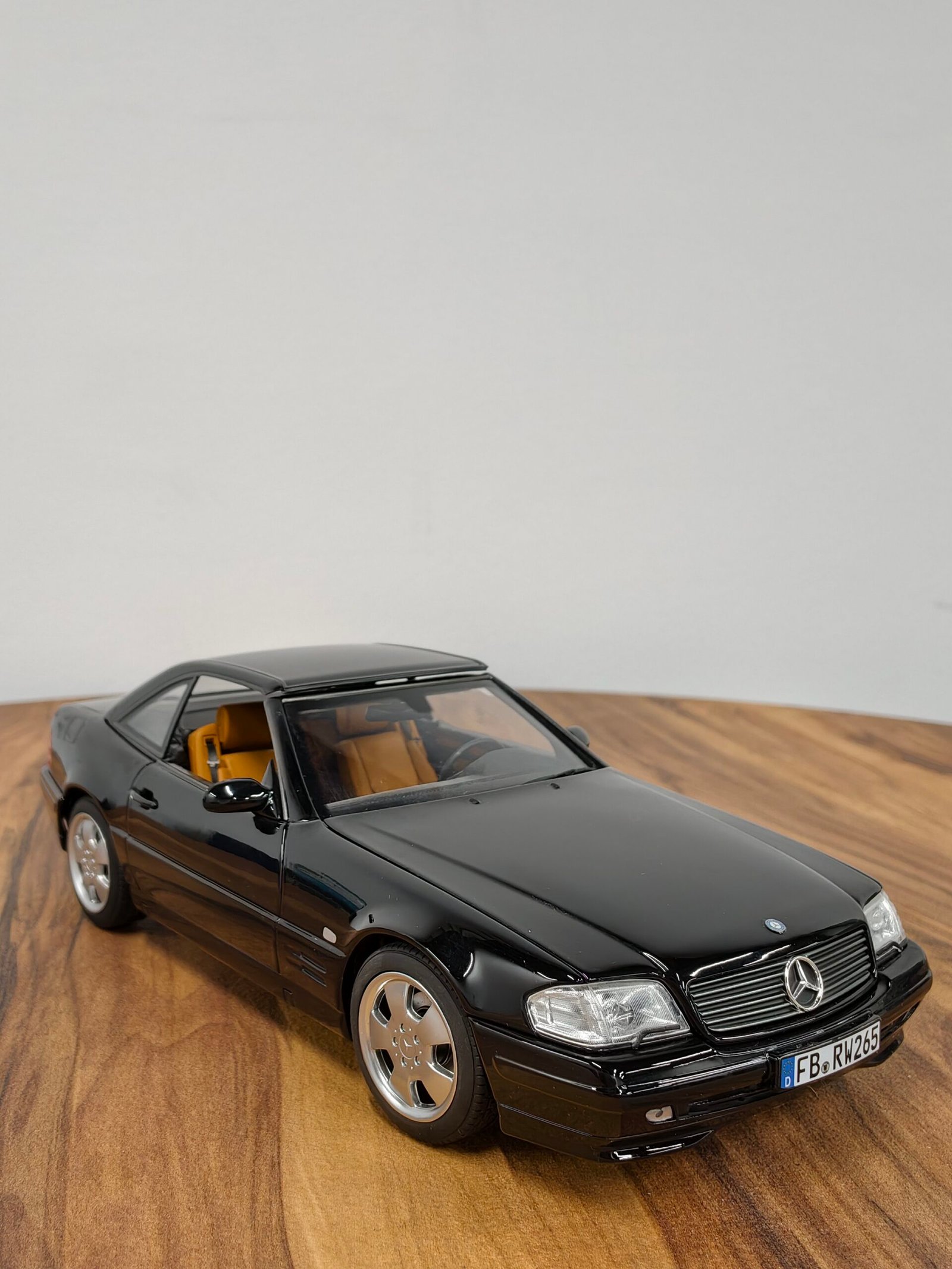 Mercedes-Benz SL 500 1999 Black 1:18 - Image 2