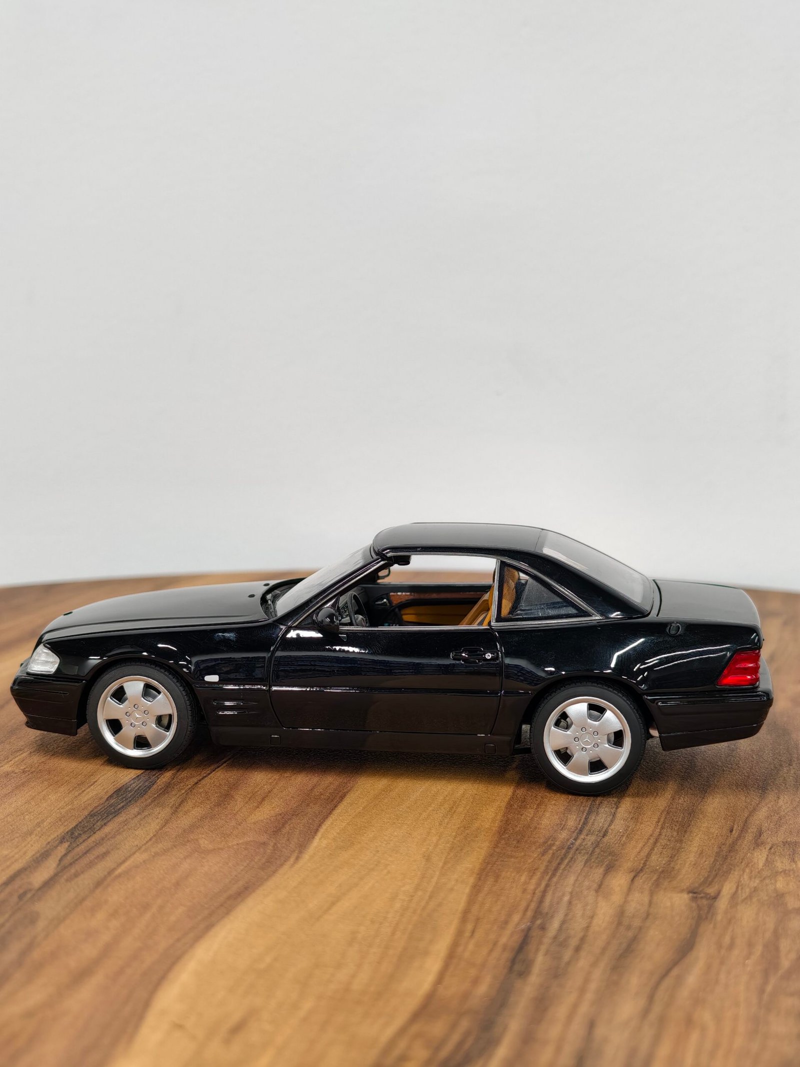 Mercedes-Benz SL 500 1999 Black 1:18 - Image 3