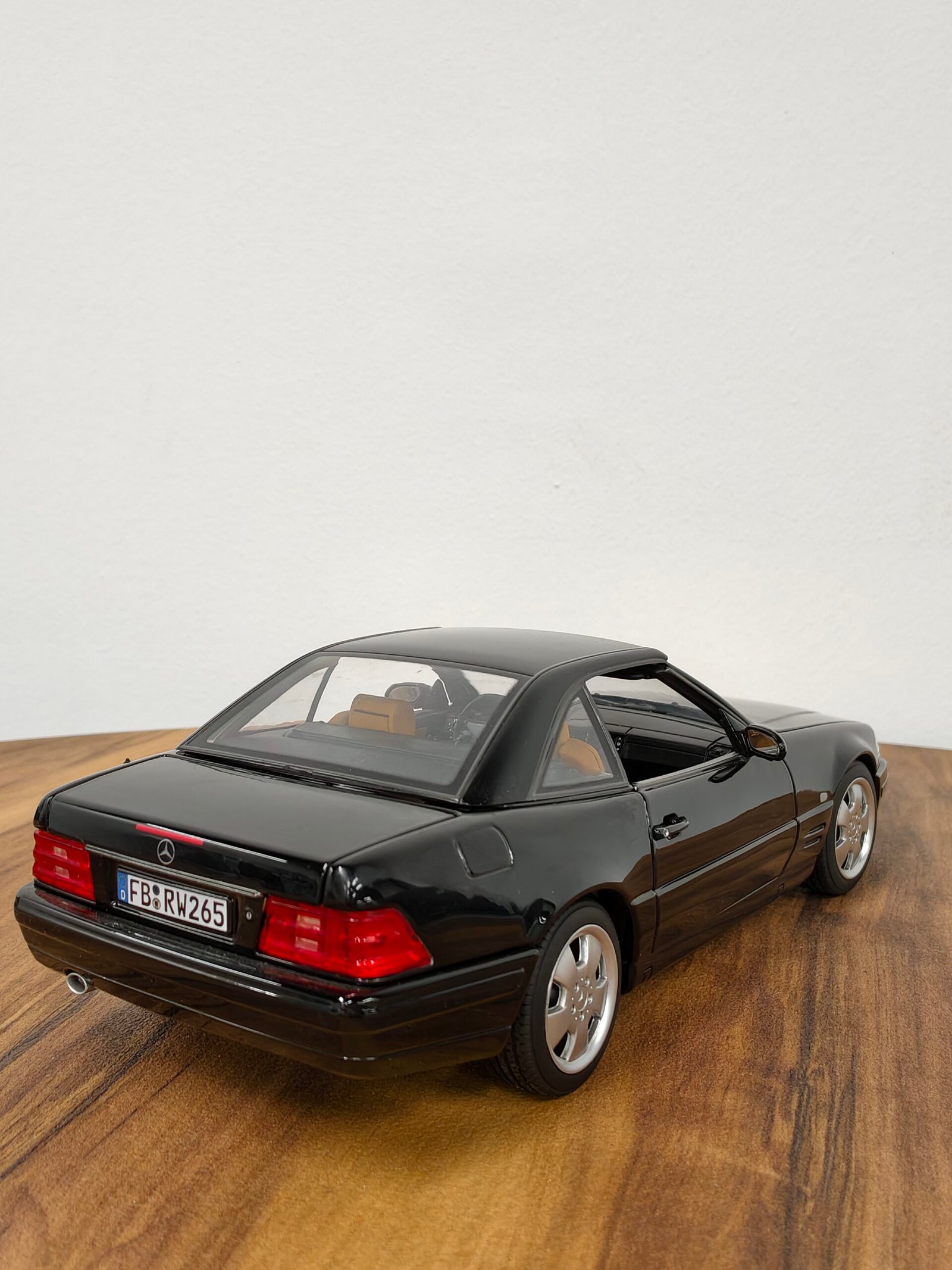 Mercedes-Benz SL 500 1999 Black 1:18 - Image 4