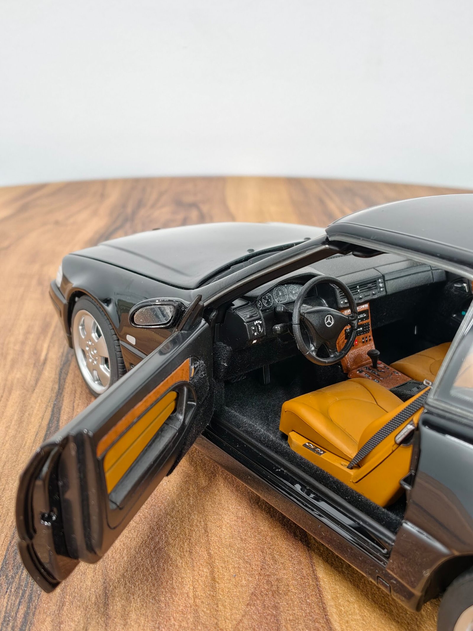 Mercedes-Benz SL 500 1999 Black 1:18 - Image 6